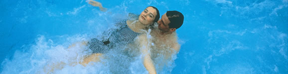 Ein P&auml;rchen schwimmt gemeinsam im Wasser 